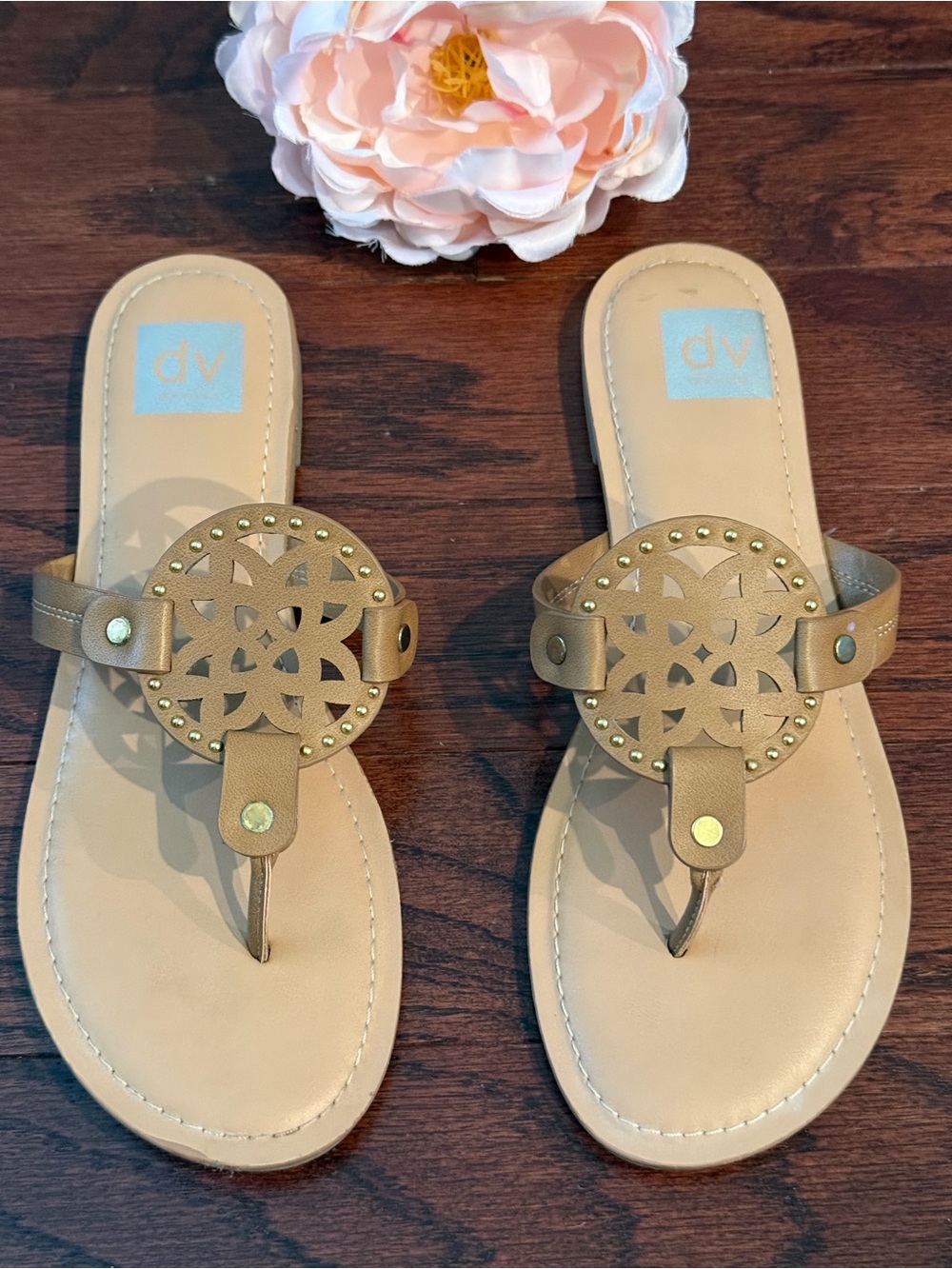 DV by Dolce Vita Gotie Tan Medallion Thong Sandals Size 9 Flats Boho
